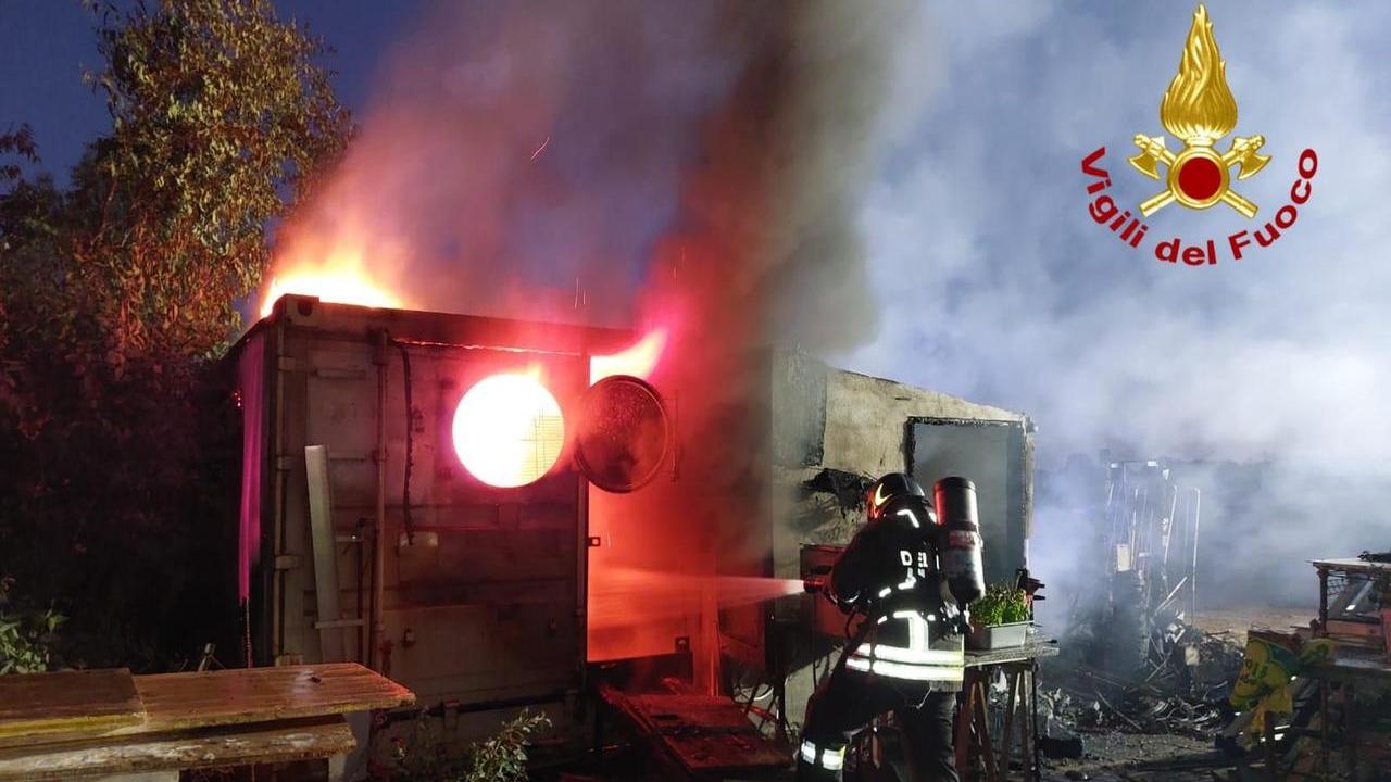 Budoni, attentato incendiario nella frazione di Tanaunella: le fiamme distruggono un’auto e un container