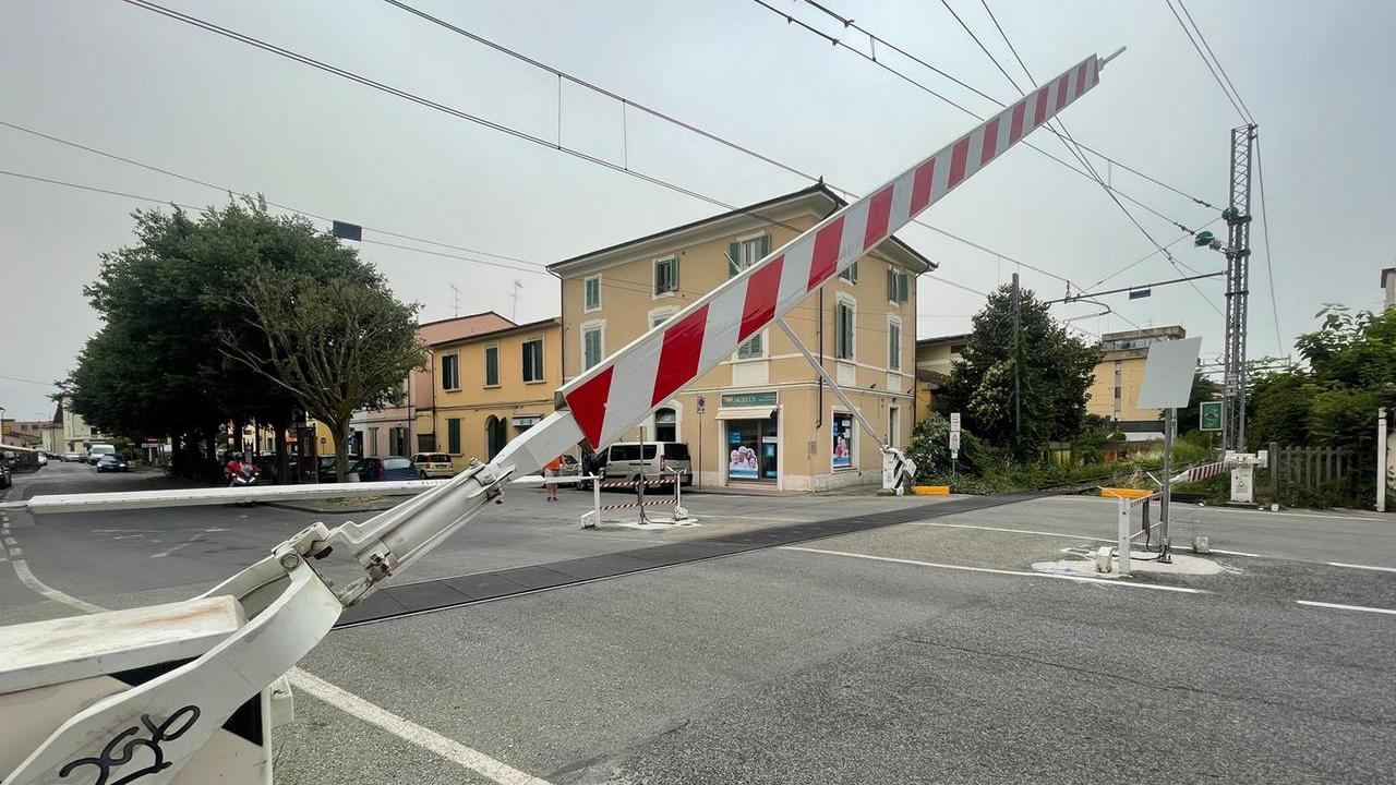 Il passaggio a livello di via Tripoli (foto Nucci/Innocenti)