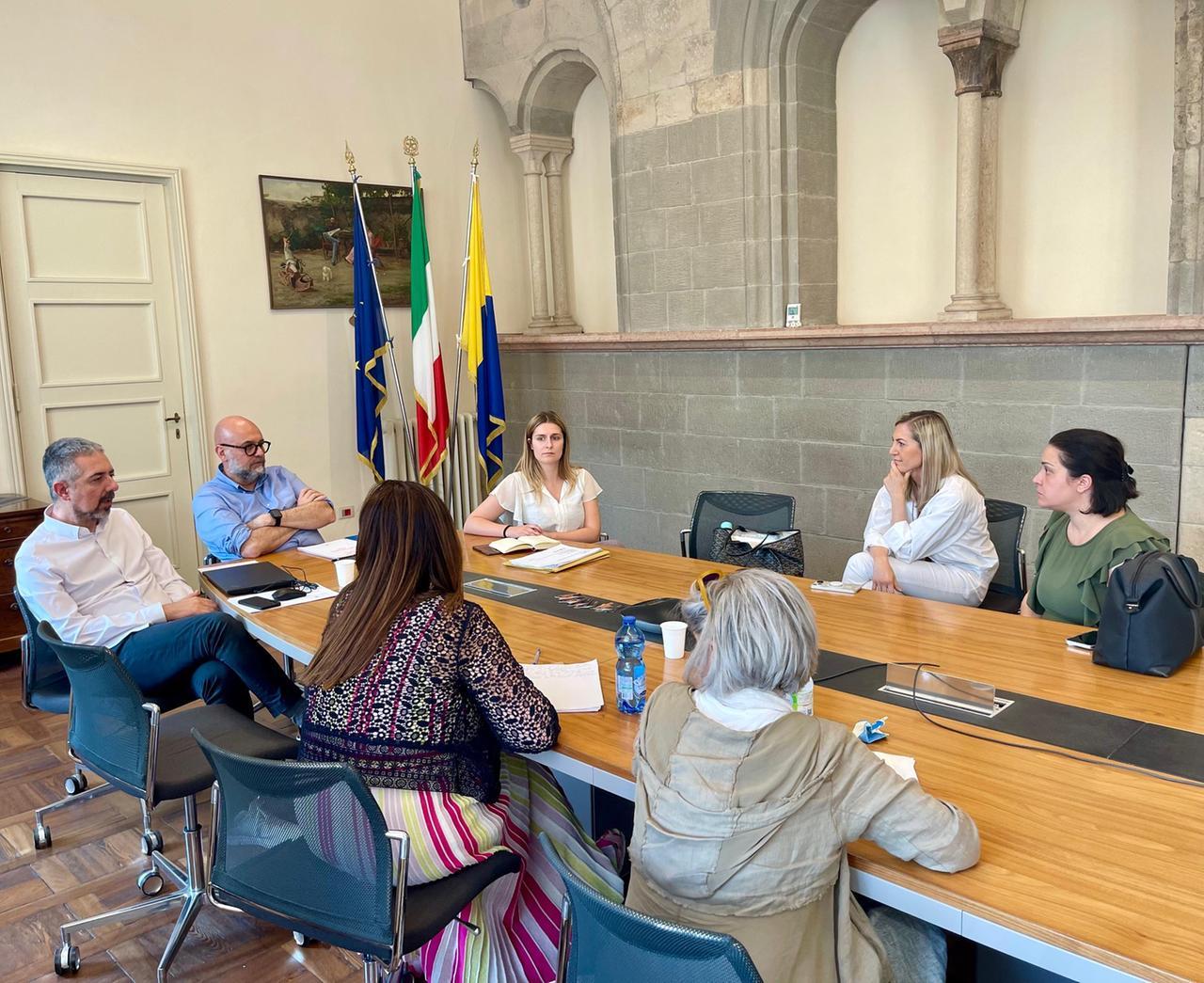 Modena, le mamme ricevute in Comune per i nidi e Fdi attacca: «I posti vanno aumentati»