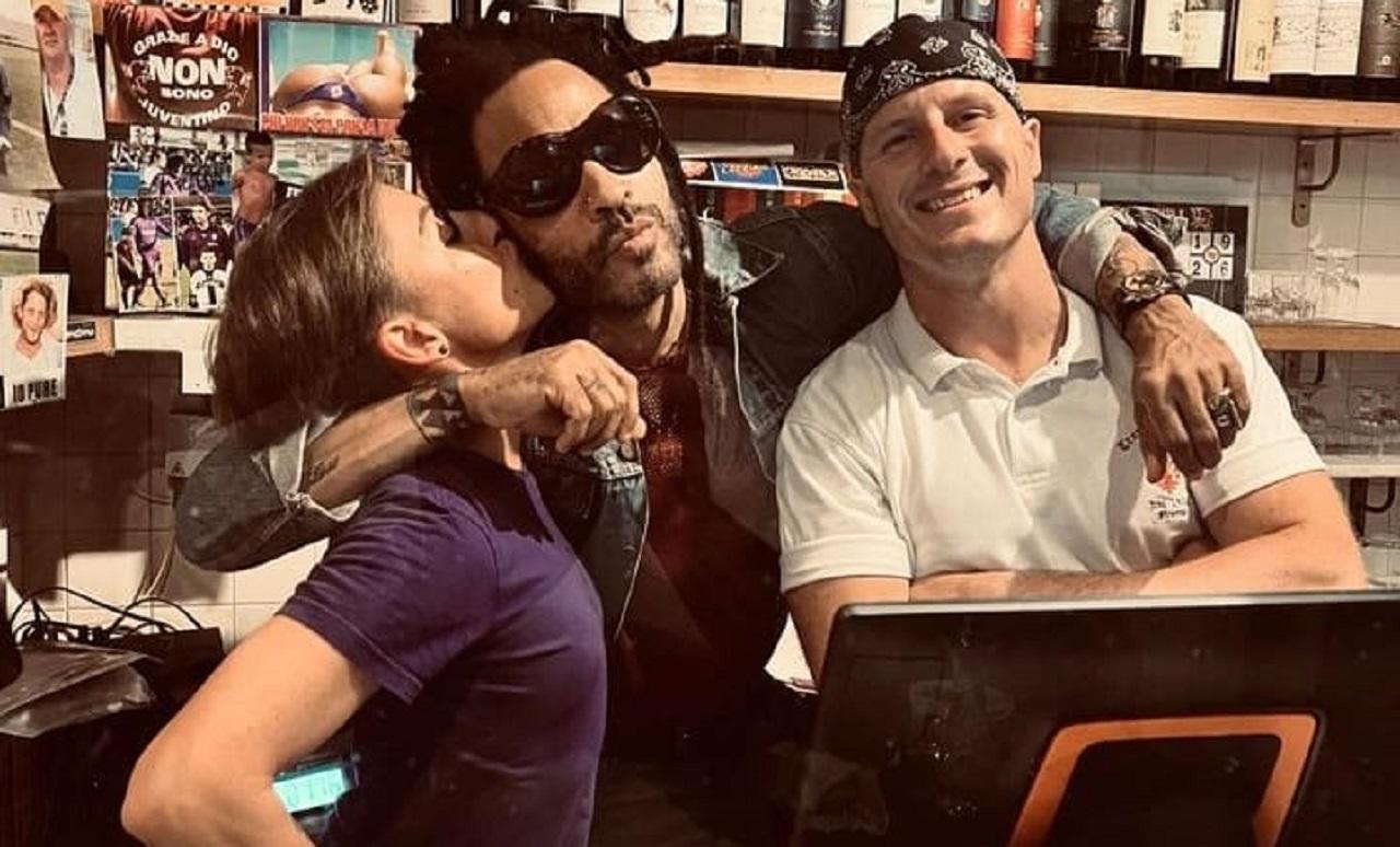 
	Lenny Kravitz con lo staff della Trattoria Mario di Firenze (foto Instagram)

