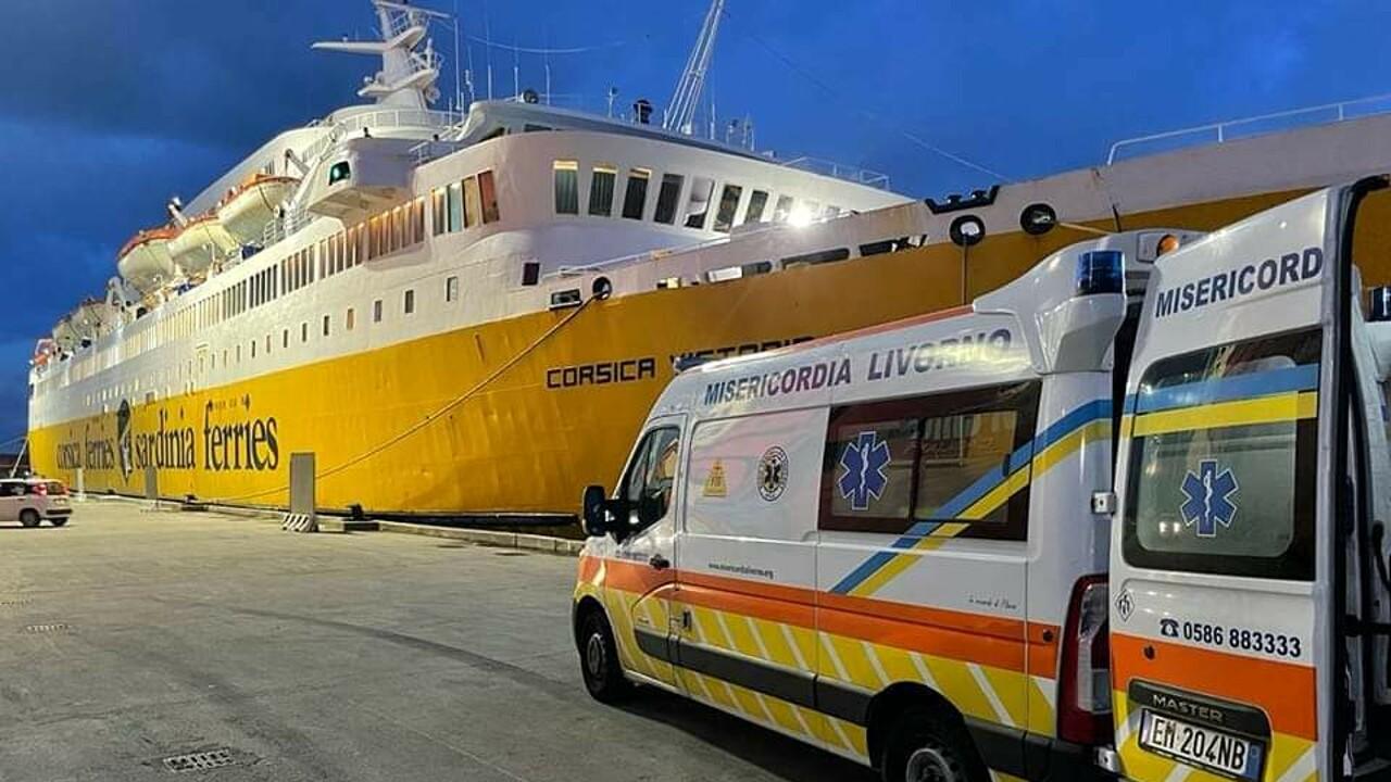 
	Un'ambulanza della Svs in porto (foto d'archivio)

