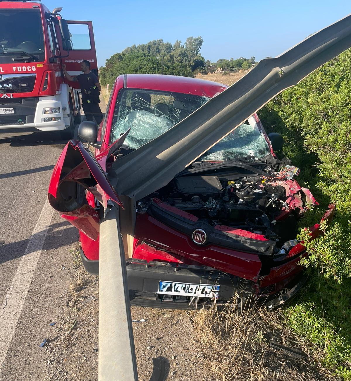 Auto infilzata dal guardrail sulla strada dei Due Mari, ferite due persone