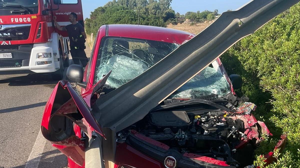 Auto infilzata dal guardrail sulla strada dei Due Mari, ferite due persone