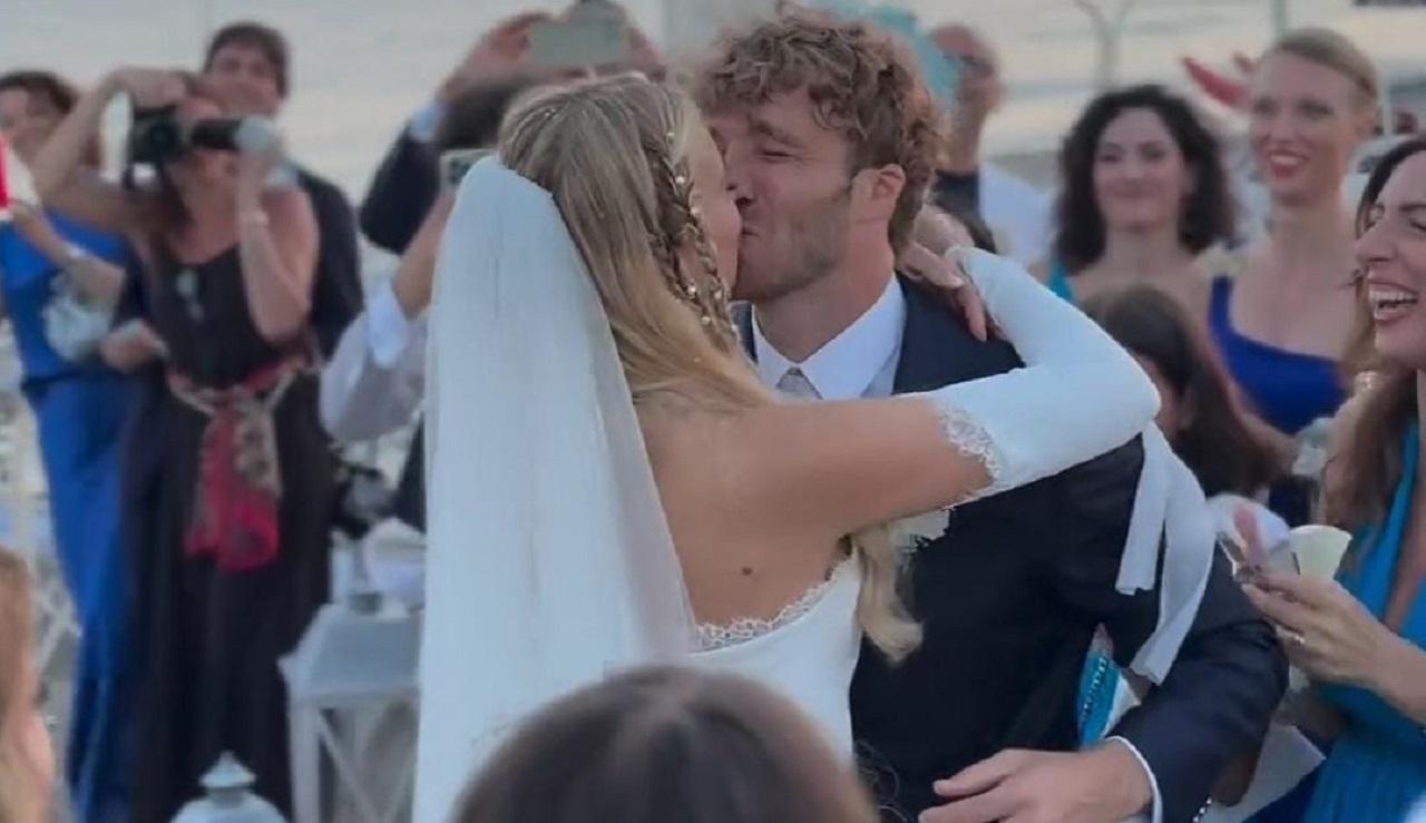 
	Il bacio degli sposi (foto Edoardo Tavassi-Instagram)

