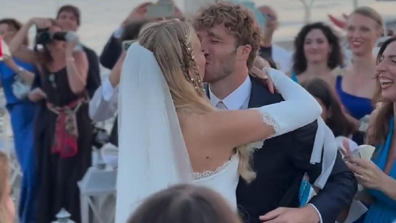 Il bacio degli sposi (foto Edoardo Tavassi-Instagram)