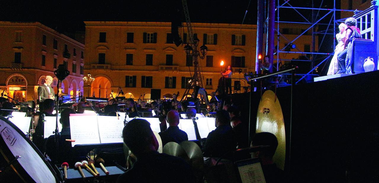 Sassari, piazza d’Italia come un teatro: l’Otello strega duemila spettatori