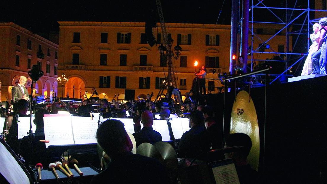 Sassari, piazza d’Italia come un teatro: l’Otello strega duemila spettatori