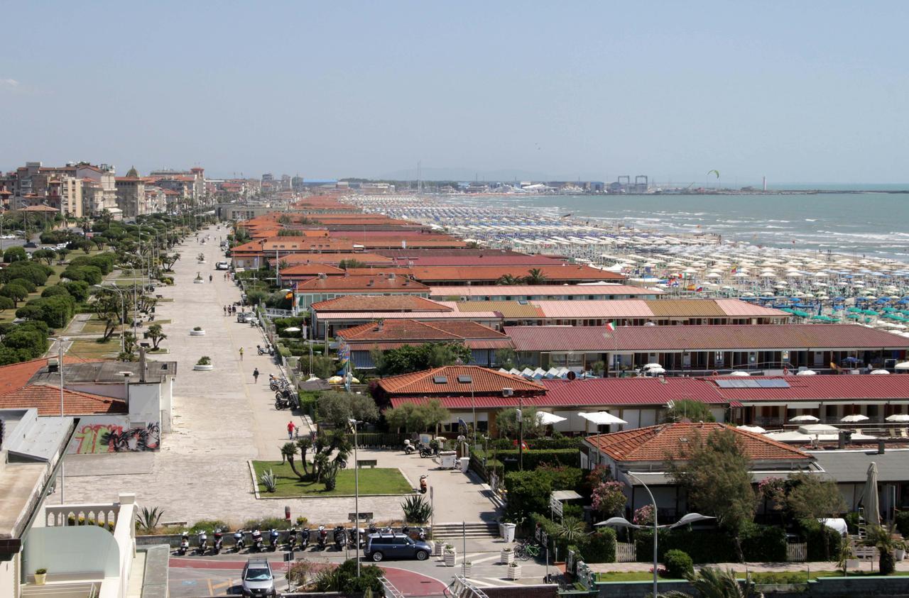 Una veduta dall'alto del litorale di Viareggio