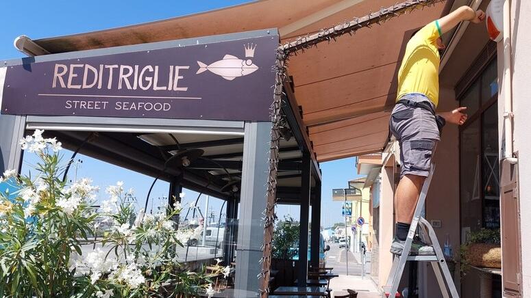 Porto Garibaldi, razziati ristorante e gelateria: festino in spiaggia con le torte