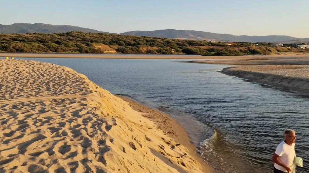 Apertura abusiva della foce del Coghinas, un fiume di sabbia e detriti invade la spiaggia tra Badesi e Valledoria