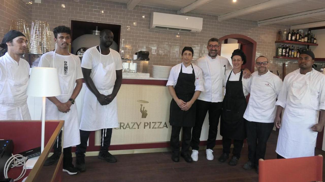 Lo staff del Crazy Pizza (foto Roberto Paglianti)