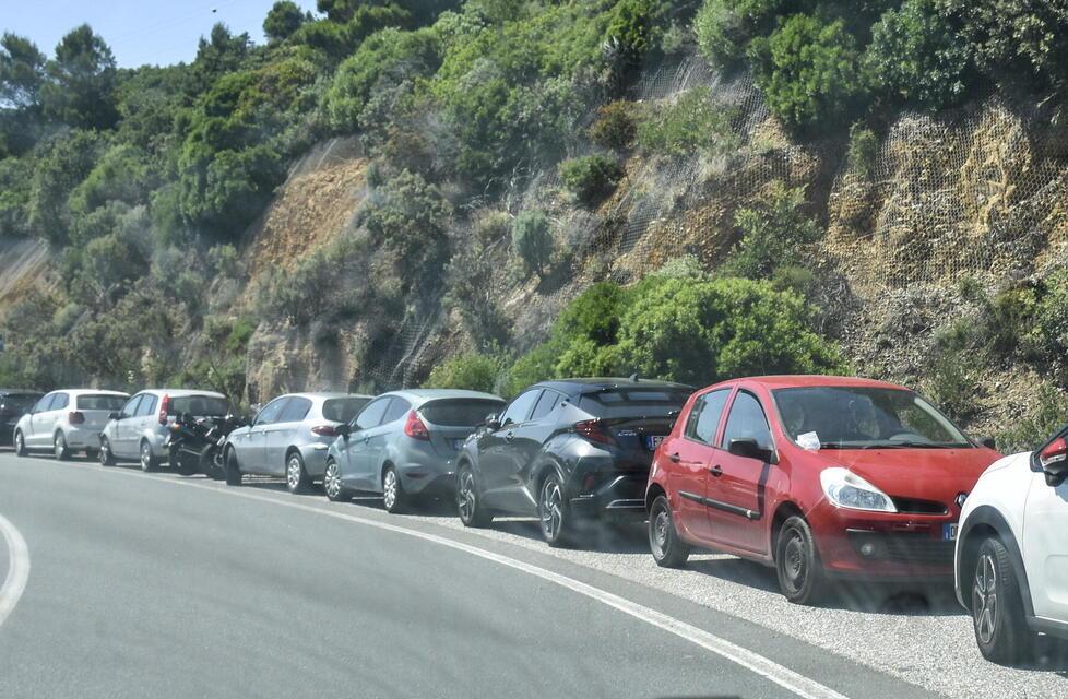 Una fila di auto parcheggiate lungo la strada litoranea del Romito (foto d’archivio)