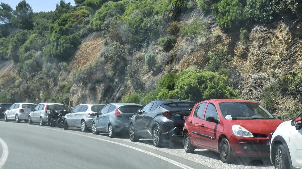 Una fila di auto parcheggiate lungo la strada litoranea del Romito (foto d’archivio)