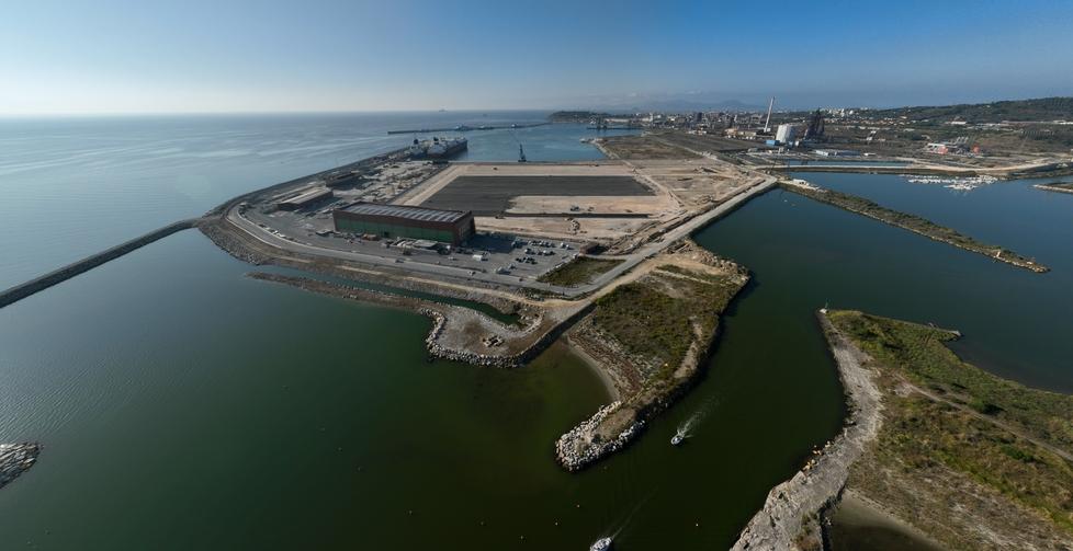 Una veduta aerea delle nuove aree commerciali del porto: sullo sfondo lo specchio acqueo dove dovrebbe sorgere la nuova banchina