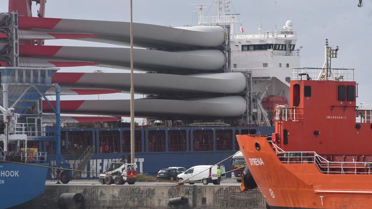 Oristano il carico di pale eoliche approdato al porto industriale