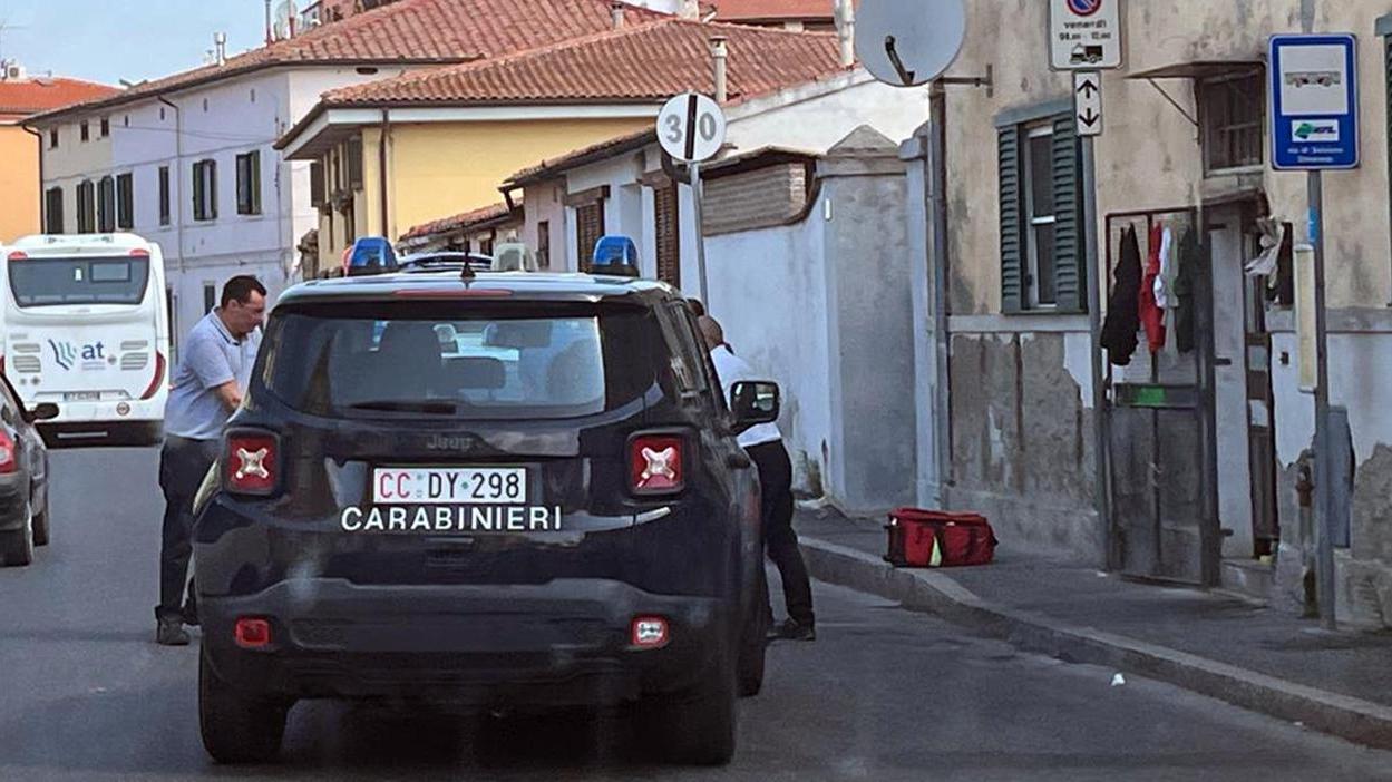 I carabinieri in via di Salviano dopo la tragedia (foto Franco Silvi)