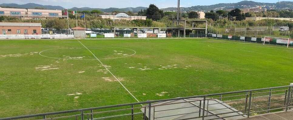 In alto il campo del Picchi in Banditella dove giocava la prima squadra in Promozione
