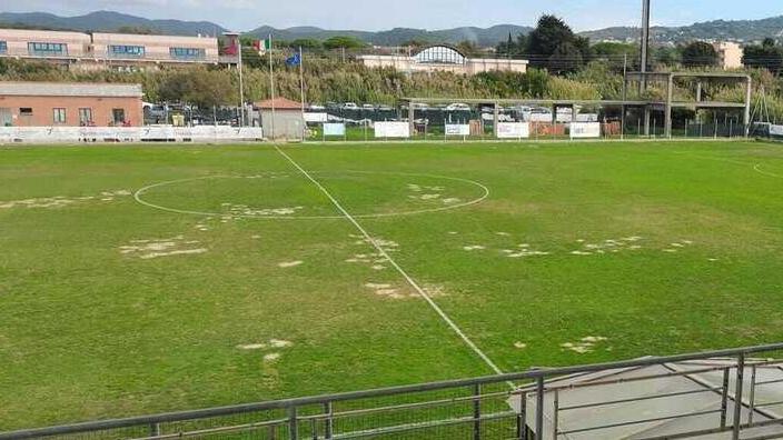 In alto il campo del Picchi in Banditella dove giocava la prima squadra in Promozione