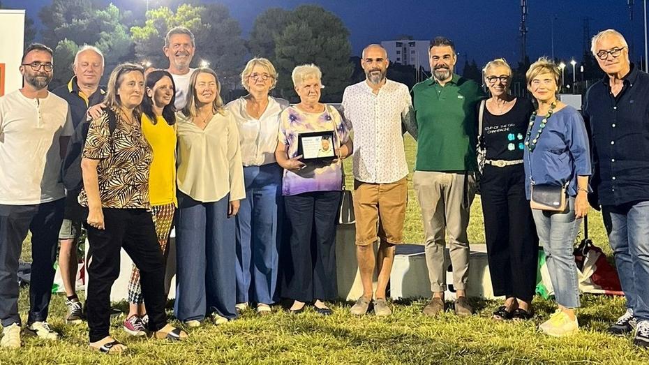 La consegna del premio Mauro Niccolini all’Atletica Costa Etrusca