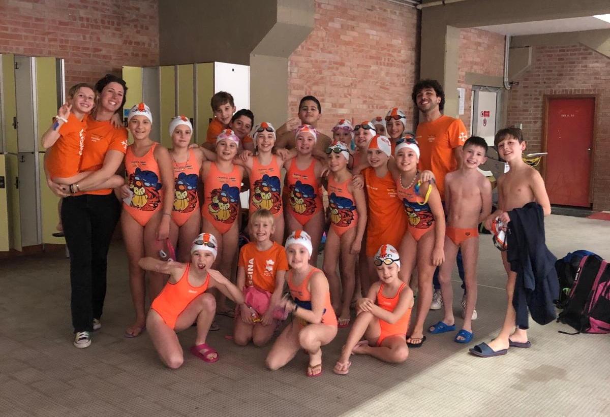 Il nutrito gruppo della categoria Esordienti B della Nuoto Uisp 2003 di Cascina che ha ottenuto grandi risultati ai recenti campionati regionali