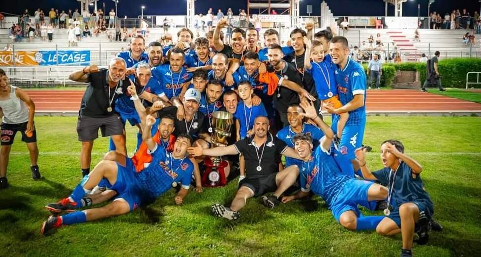 Il rione de Le Case con la coppa del torneo di Monsummano