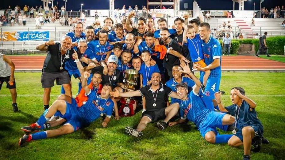 Il rione de Le Case con la coppa del torneo di Monsummano