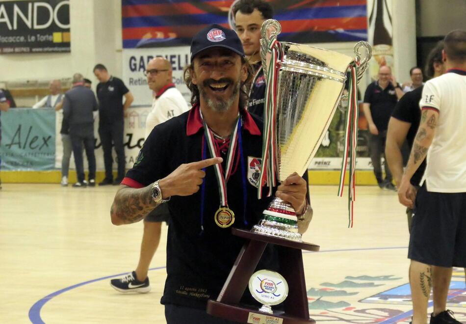 Alessandro Bertolucci mostra lo scudetto vinto con il Forte dei Marmi nell’ultima stagione di hockey su pista (foto Roberto Paglianti)