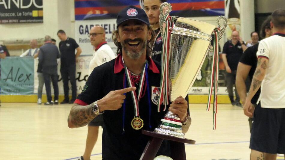 Alessandro Bertolucci mostra lo scudetto vinto con il Forte dei Marmi nell’ultima stagione di hockey su pista (foto Roberto Paglianti)