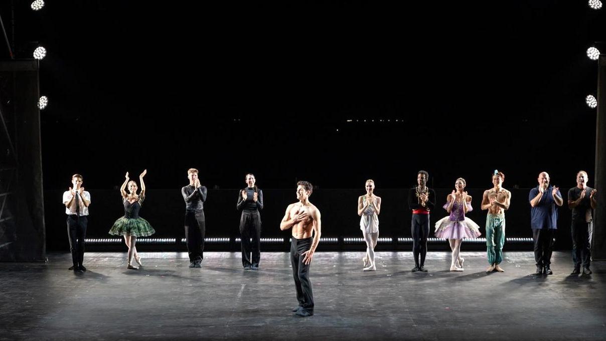 Cabras, la danza di Roberto Bolle incanta la platea di Tharros sulle note di Gavino Murgia