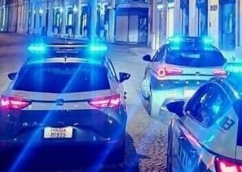 Insulti razzisti al negoziante a Modena, poi la polizia lo salva dal branco di minori