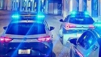 Insulti razzisti al negoziante a Modena, poi la polizia lo salva dal branco di minori