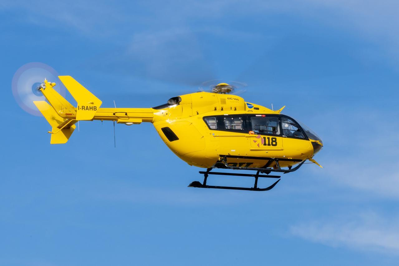 Incidente a Comacchio: nonno e nipote in scooter travolti da un’auto