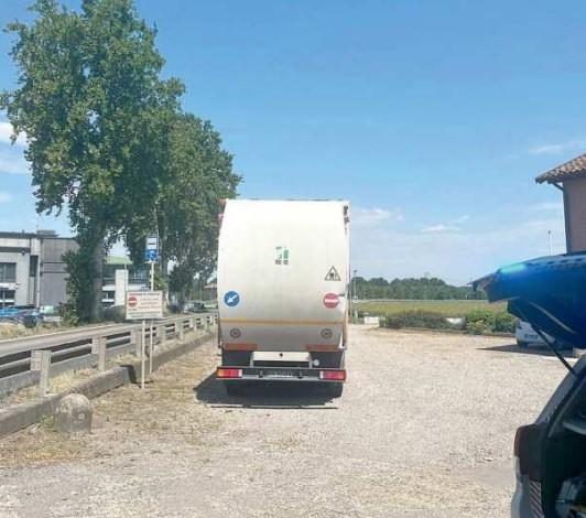 Il camion dei rifiuti investe una 25enne che aspetta l’autobus a Spilamberto