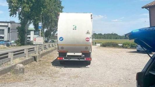 Il camion dei rifiuti investe una 25enne che aspetta l’autobus a Spilamberto