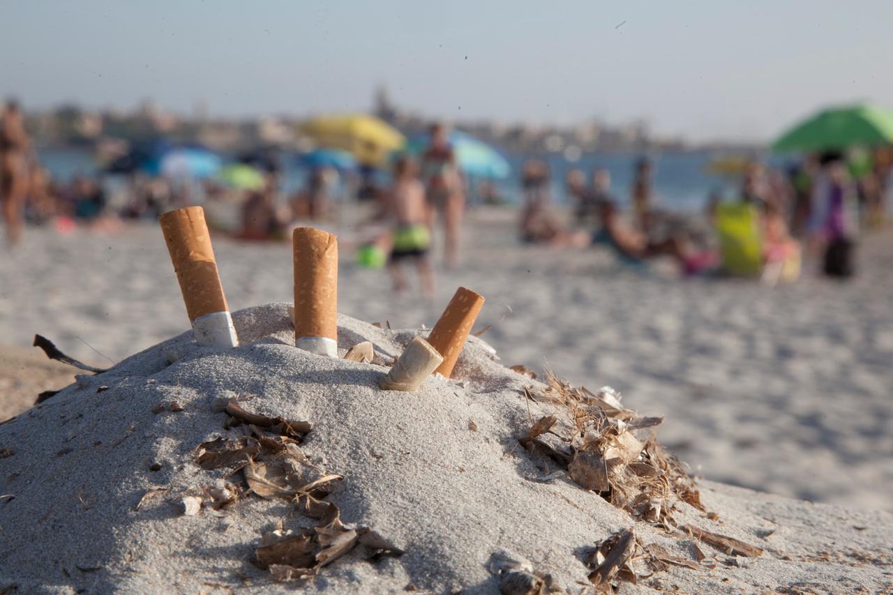 Divieto di fumo, in Sardegna sempre più spiagge off limits