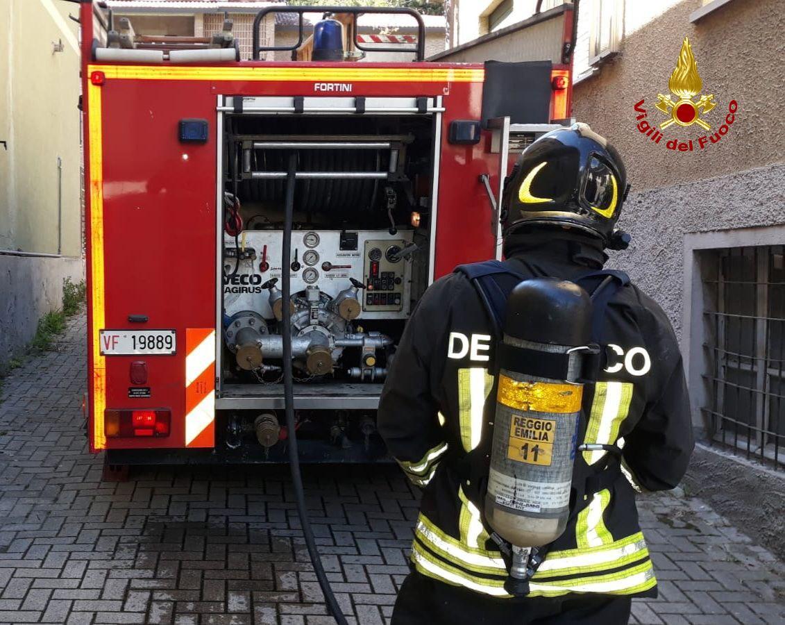 Castelnovo Monti, incendio in via Bagnoli: casa inagibile, muore il cane del proprietario