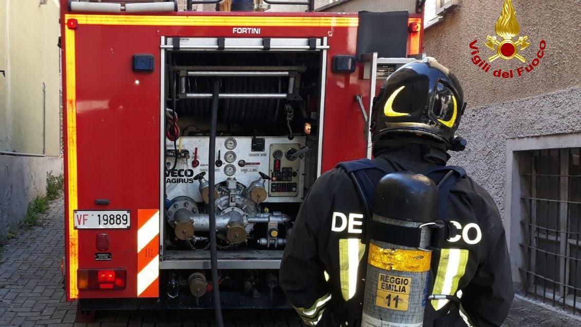 Castelnovo Monti, incendio in via Bagnoli: casa inagibile, muore il cane del proprietario