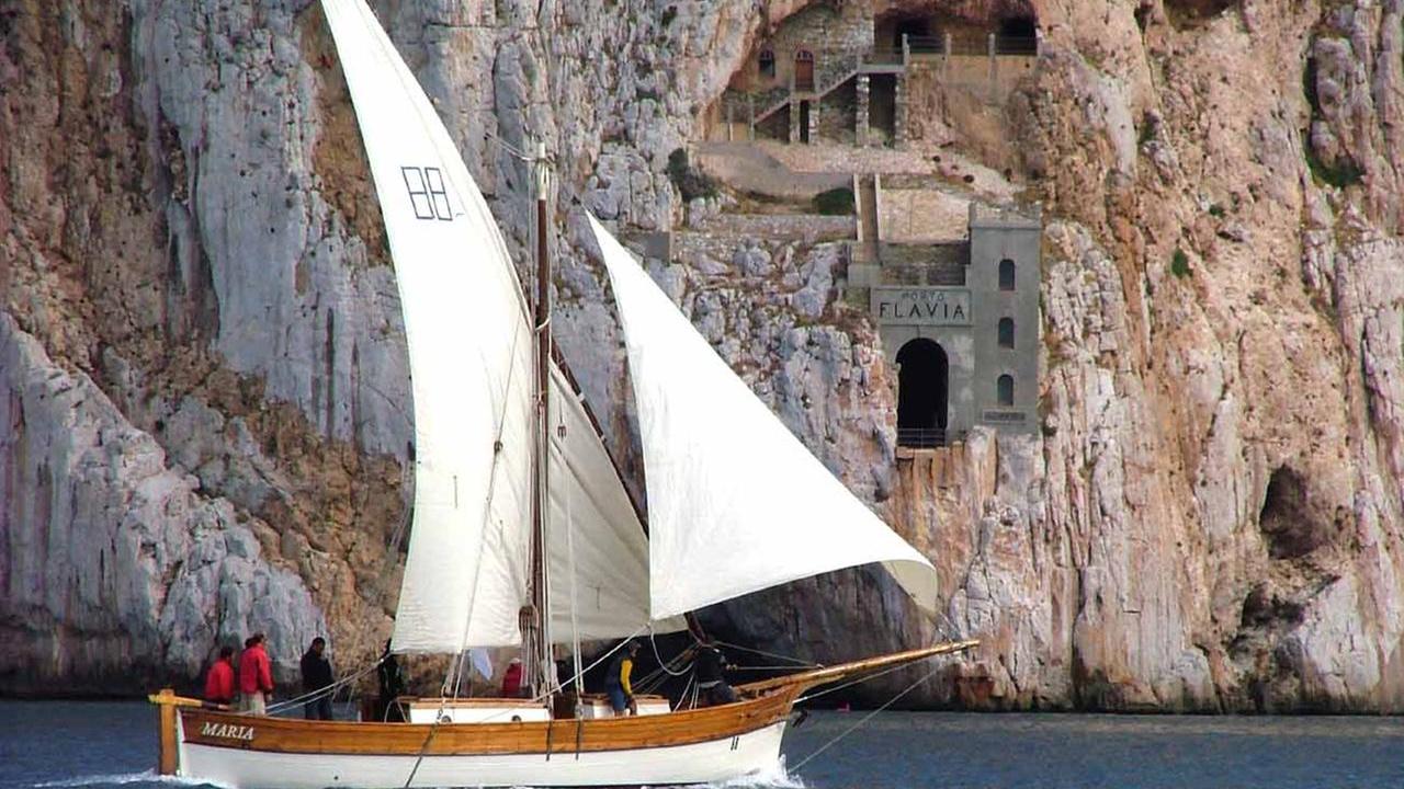 La7, la Sardegna su Bell’Italia: Fabio Troiano in viaggio da Porto Flavia al lago del Coghinas, Porto Rotondo e la penisola del Sinis