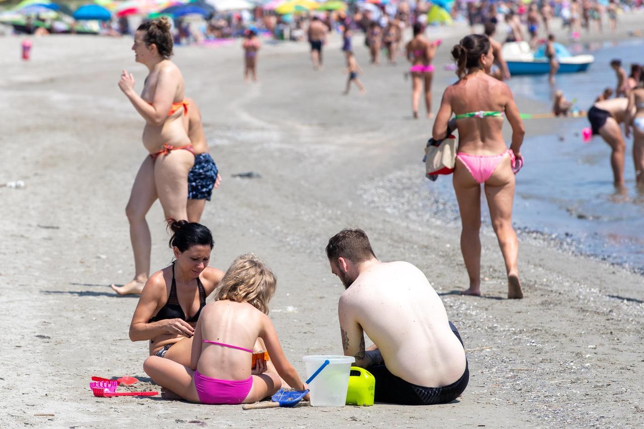 Lidi Blu, babysitter in vacanza per badare ai figli: quanto si spende in estate per la tata?