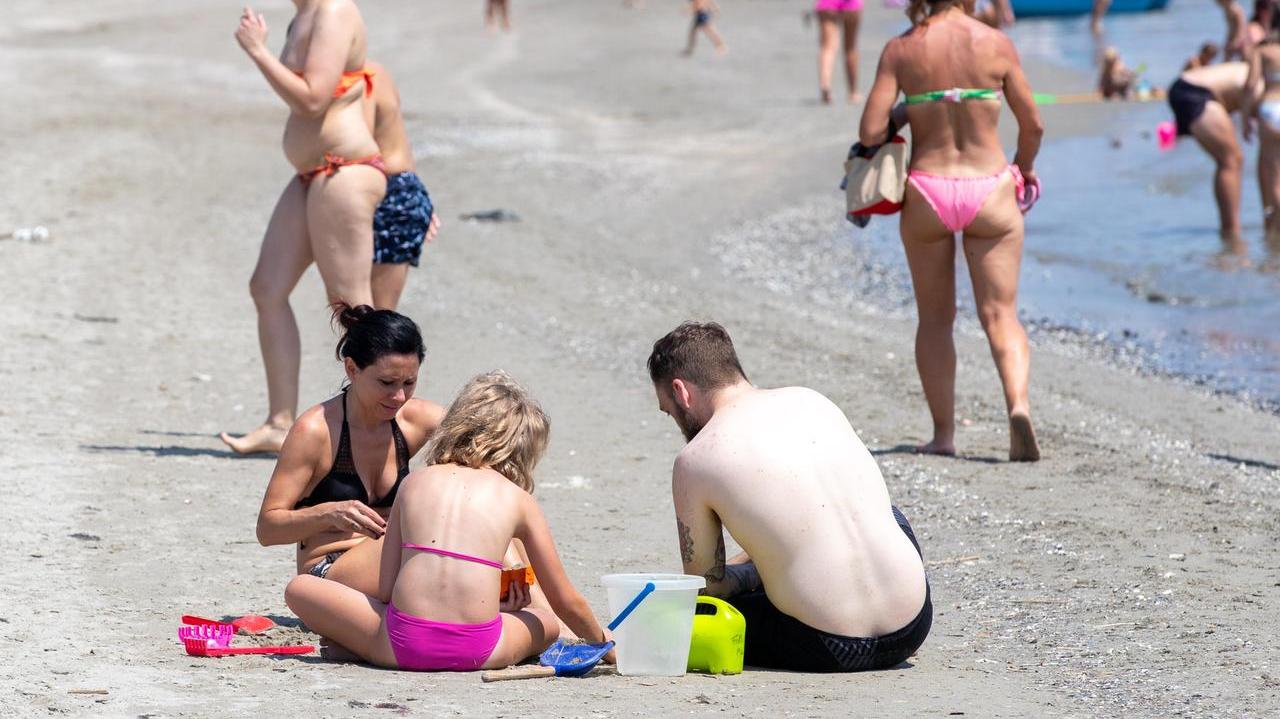 Lidi Blu, babysitter in vacanza per badare ai figli: quanto si spende in estate per la tata?