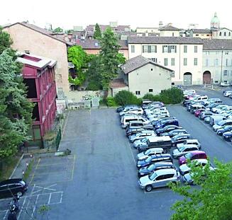 Tentano di aggredirla dopo averla molestata