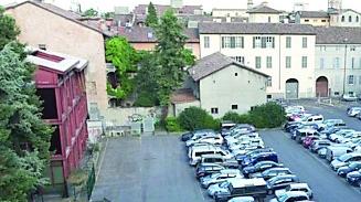 Tentano di aggredirla dopo averla molestata