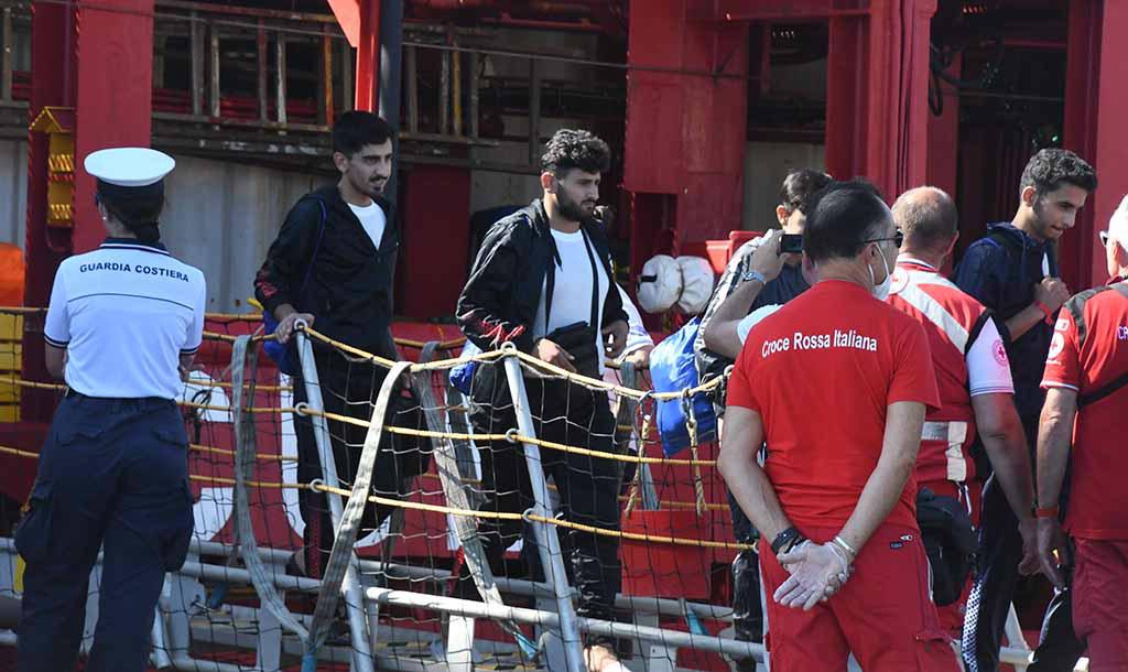 
	Un momento dello sbarco dei migranti a Carrara (foto Cuffaro)

