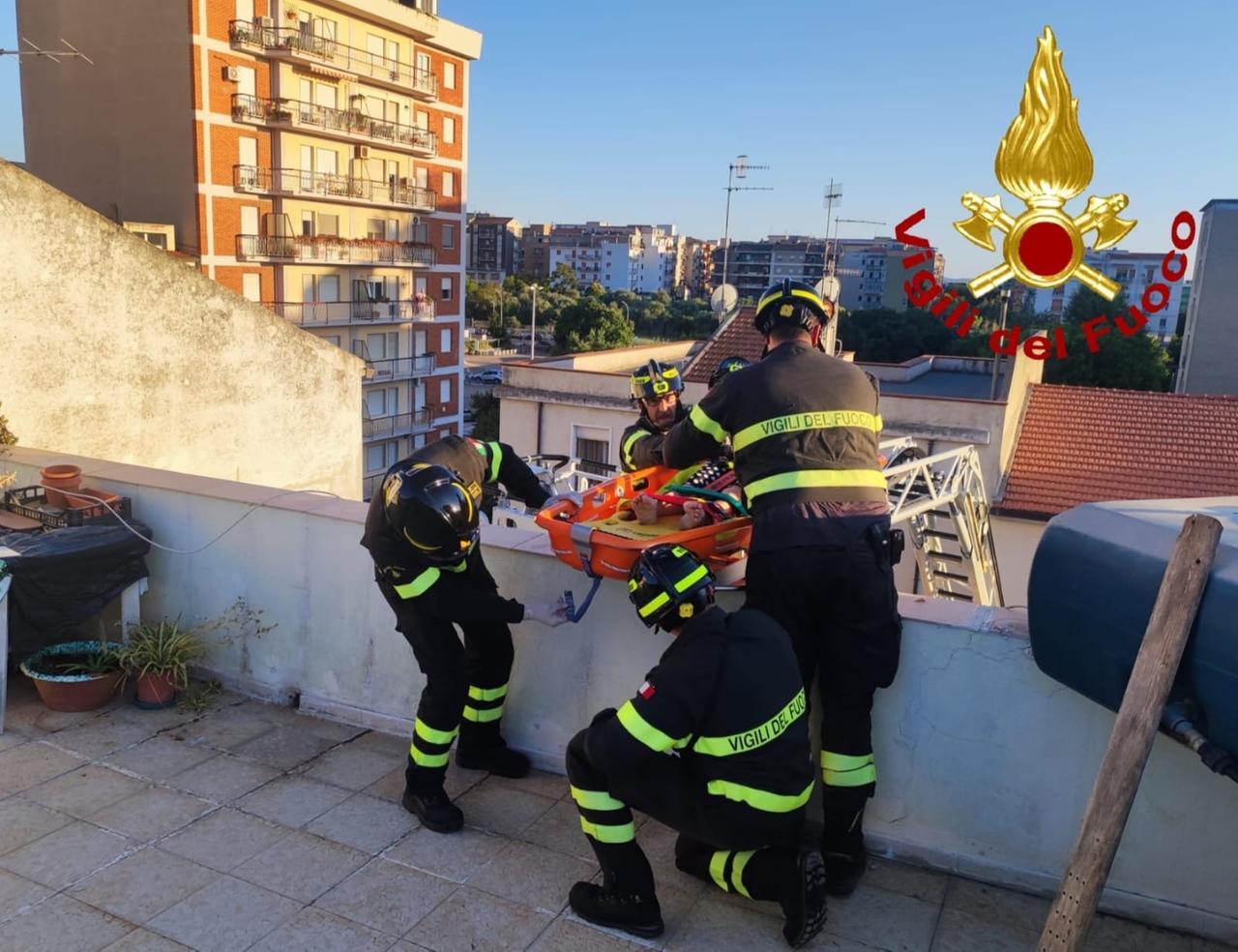 Sassari, anziana cade in casa: salvata con l’autoscala dei vigili del fuoco