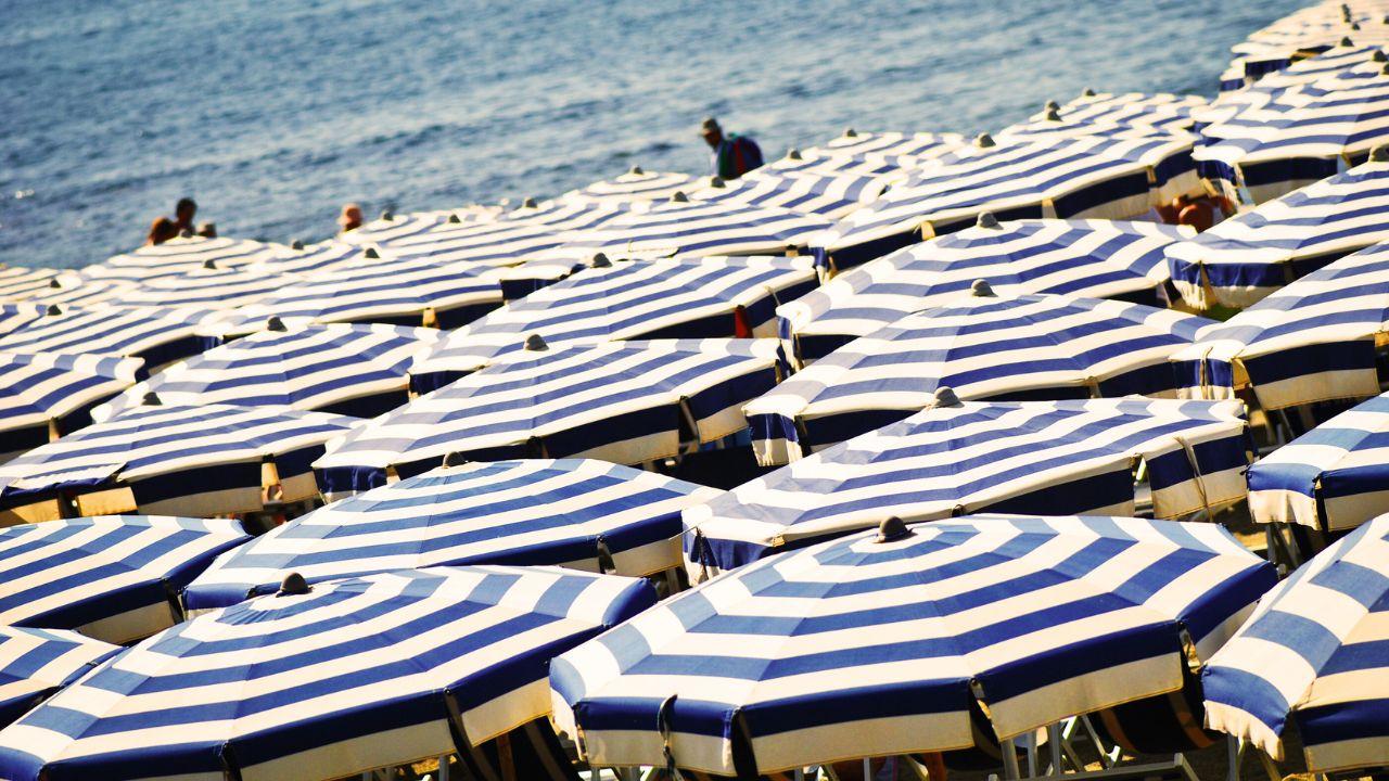 
	Gli ombrelloni di uno stabilimento balneare

