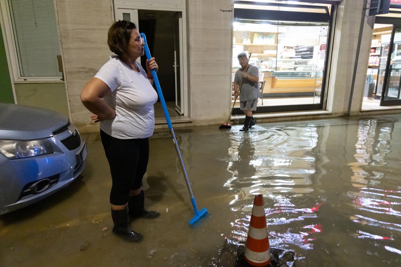 Pontelagoscuro, altra rottura delle tubature: il quartiere allagato tra le proteste