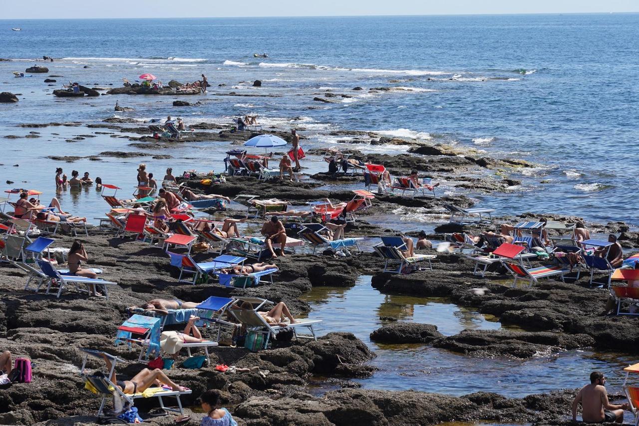 
	Persone ieri al mare a Livorno (foto Franco Silvi)

