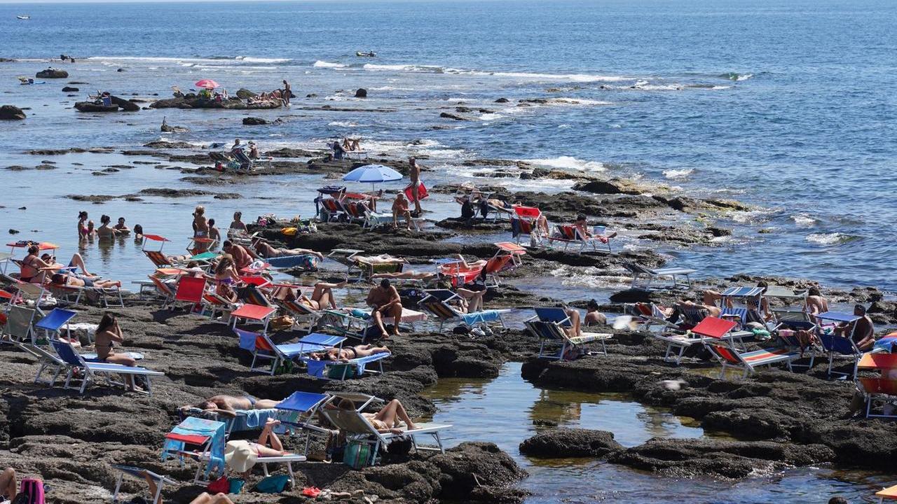 Persone ieri al mare a Livorno (foto Franco Silvi)