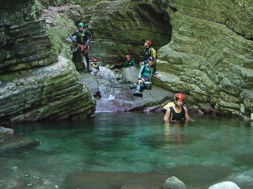 Alcuni escursionisti impegnati in una delle pozze dell’Orrido di Botri