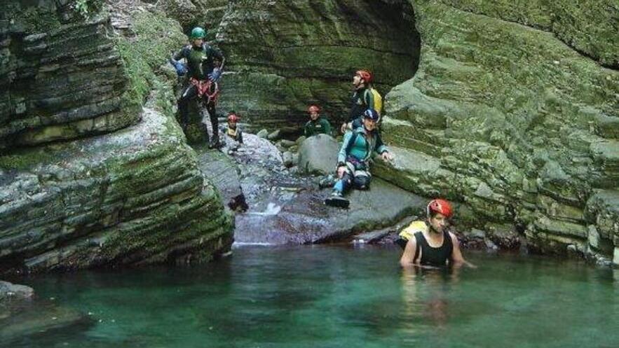 Alcuni escursionisti impegnati in una delle pozze dell’Orrido di Botri